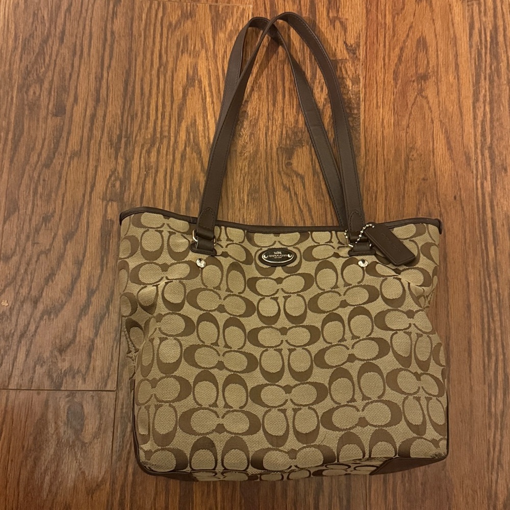 Coach Signature C City tote Zippered